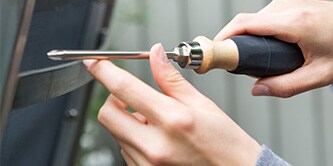 A person holding a screwdriver
