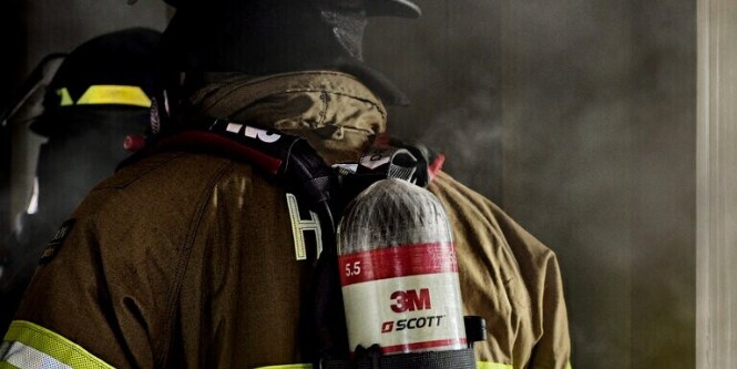 3M™ Scott™ Fire & Safety: Firefighter using a 3M Scott Air-Pak X3 Pro SCBA
