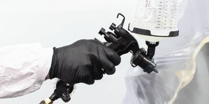 A paint technician using the 3M Performance Spray Gun 2 System
