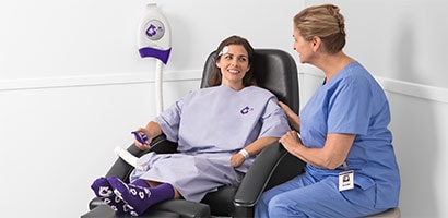 Patient pre-warming can help reduce the risk of surgical site infections by maintaining normothermia.
